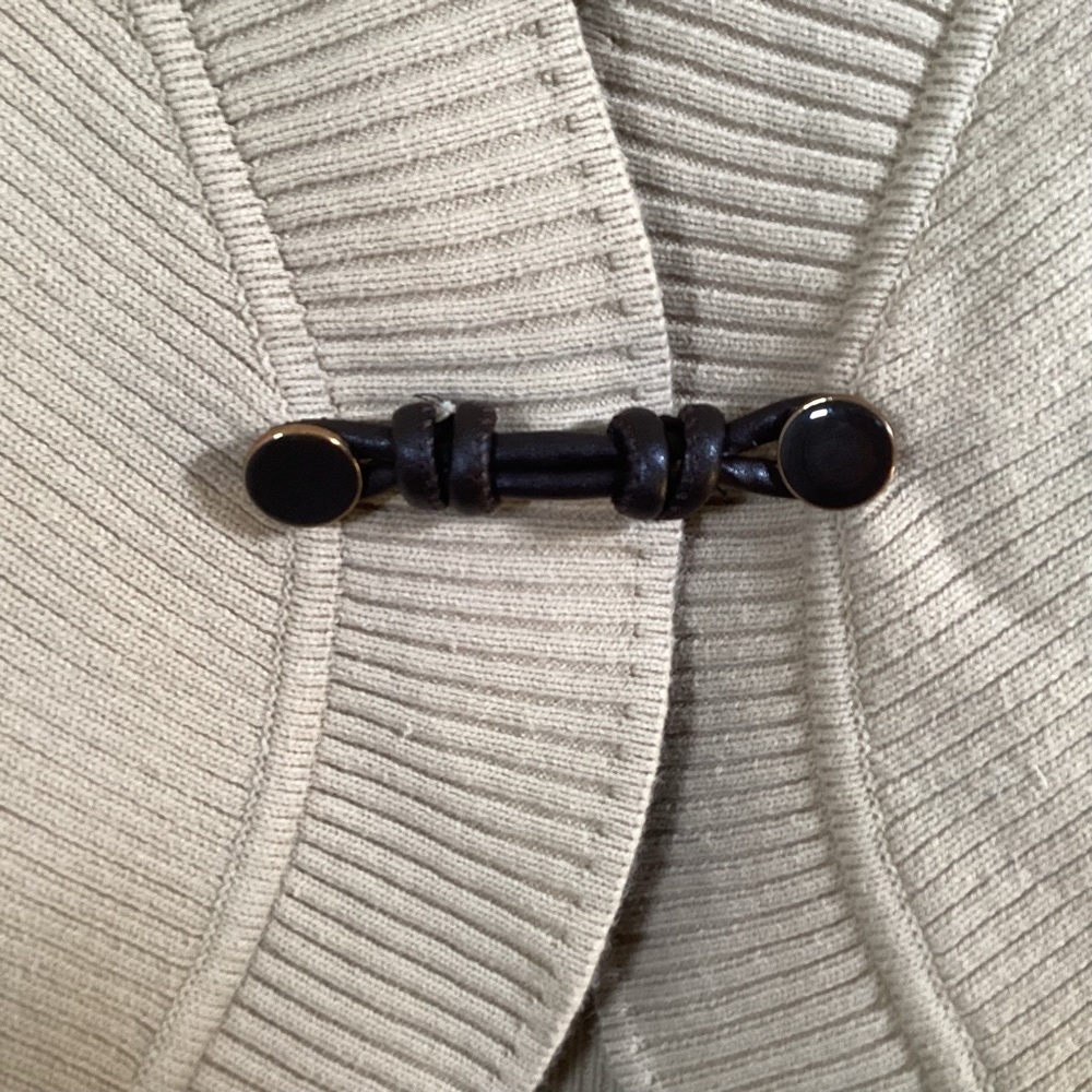Jones Wear Studio Women’s Beige Long Sleeve Cardigan With Leather Closure. Sz M - Picture 4 of 7